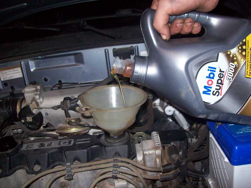 Заливаем масло в двигатель машины — куда заливать и как