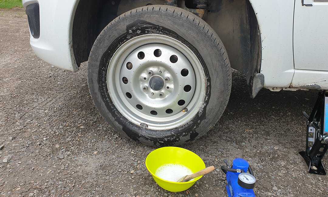 Почему спускает колесо на машине если нет прокола бескамерной шины