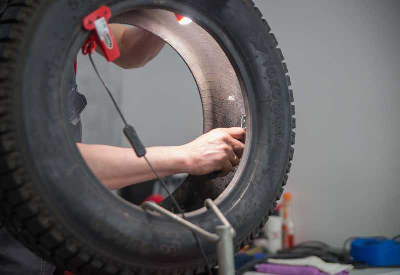 Ремонт бескамерных шин: как и чем заклеить колесо в случае прокола? бонус: видео о ремонте «бескамерки»