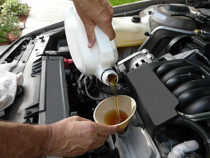 Испорченное масло в автомобильном двигателе. о чем говорят запах бензина, пузыри и эмульсия?
