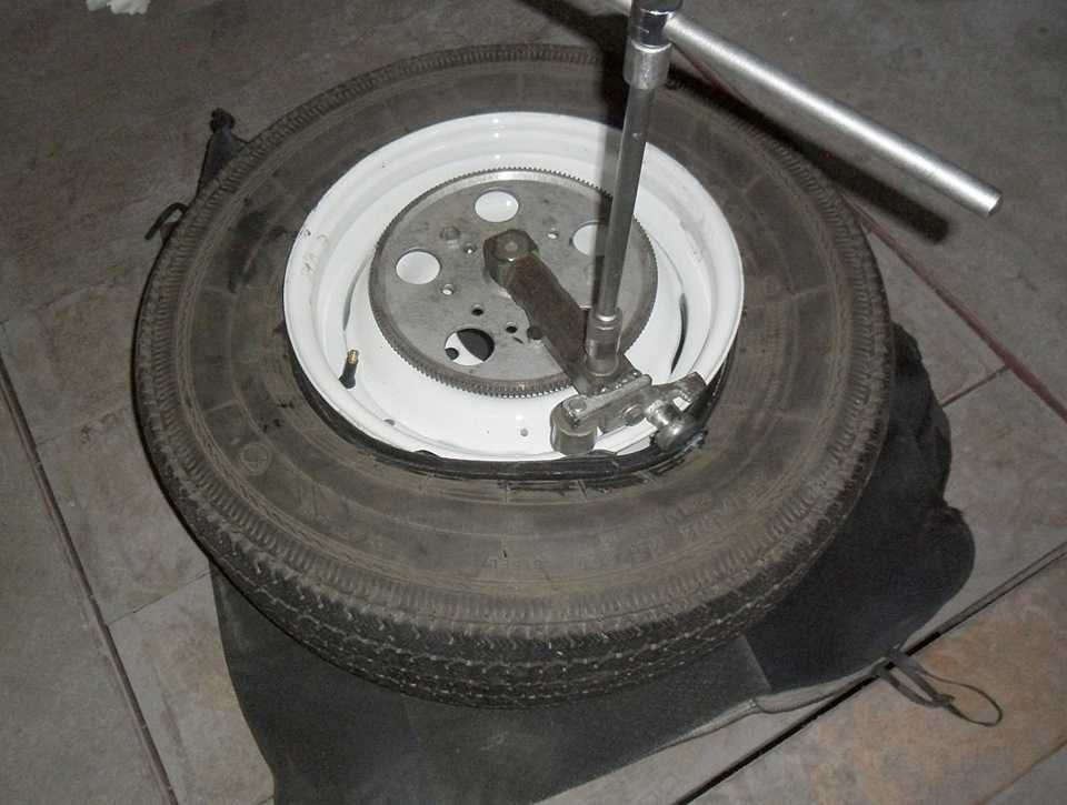 Как вручную легко и быстро разбортировать колесо: инструкция