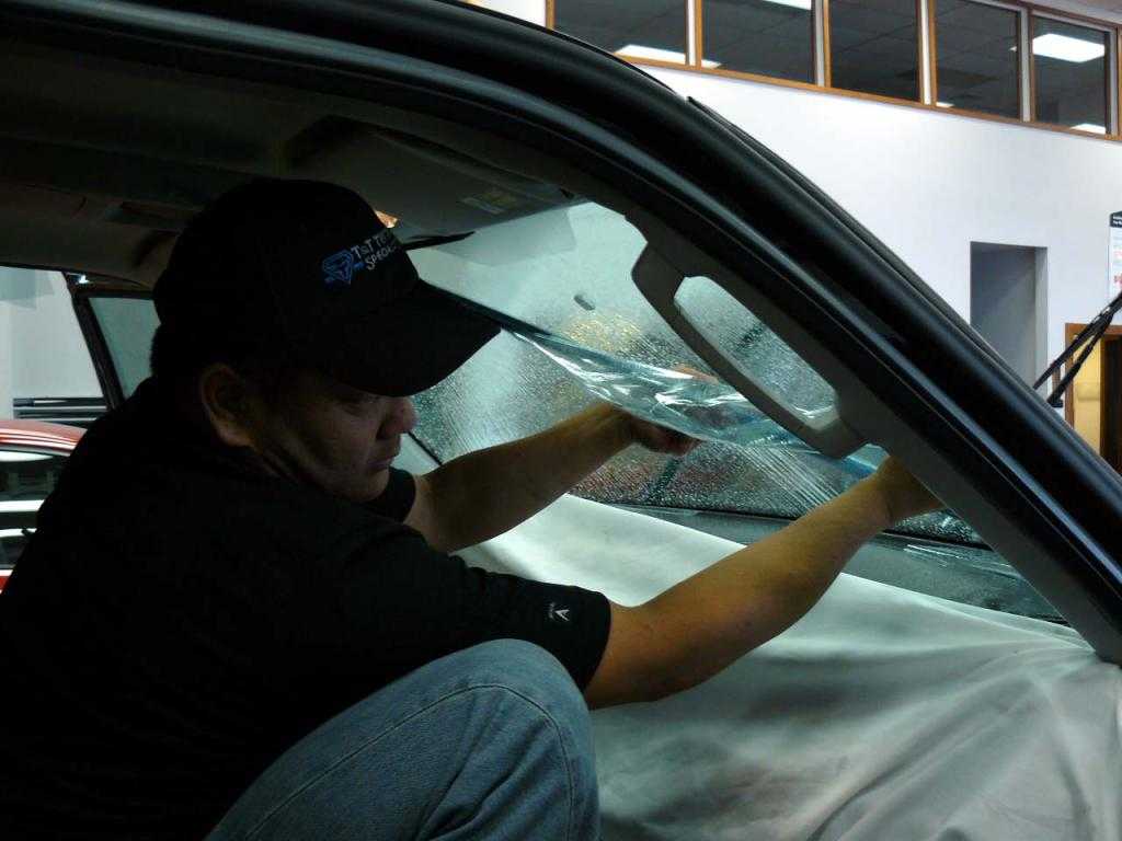 Тонировка стекол автомобиля - как затонировать переднее (лобовое), боковые и заднее автостекло своими руками