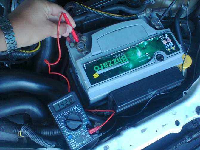 Заряжается ли аккумулятор при работе двигателя на холостом ходу
