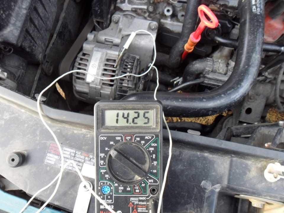 Заряжается ли аккумулятор когда двигатель работает на холостых оборотах?