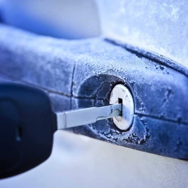 Как открыть дверь машины если замок замерз