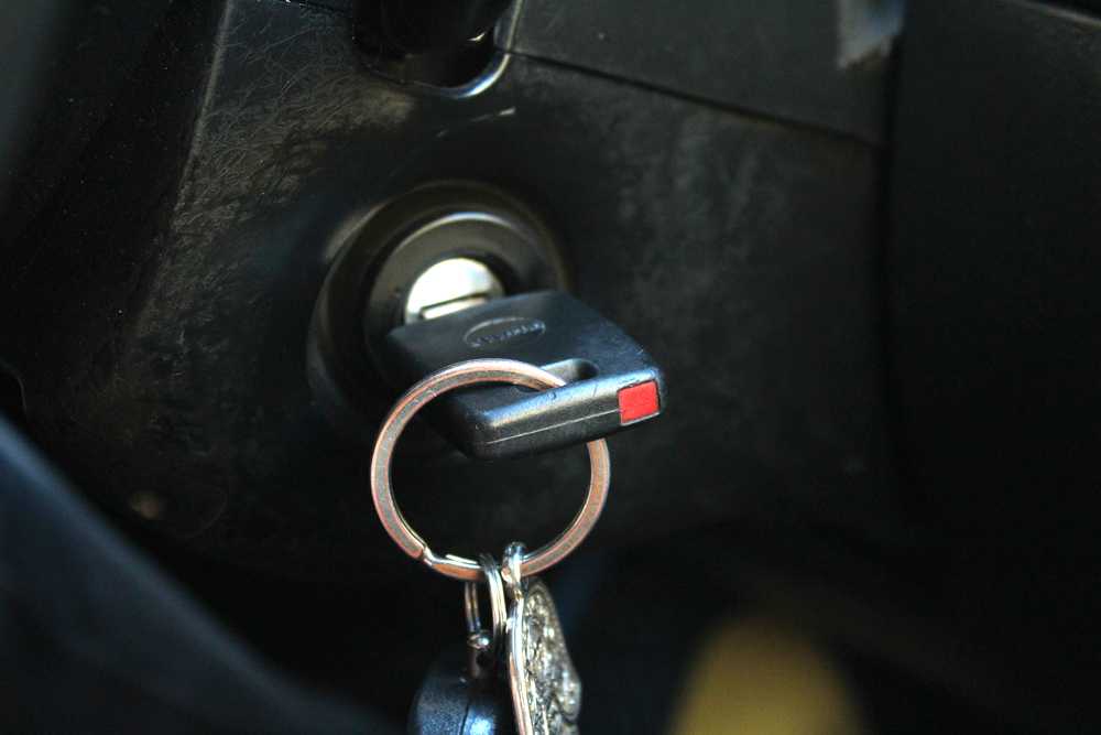 Что делать, если заблокировался руль в машине и ключ не поворачивается в зажигании