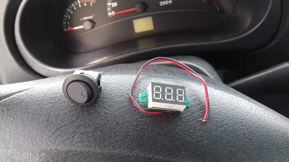 Как правильно подключить вольтметр в авто
