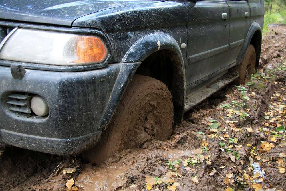 Машина застряла в грязи