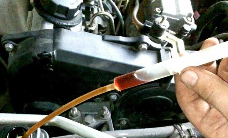 Чем лучше менять масло в двигателе сливать или откачивать масло
