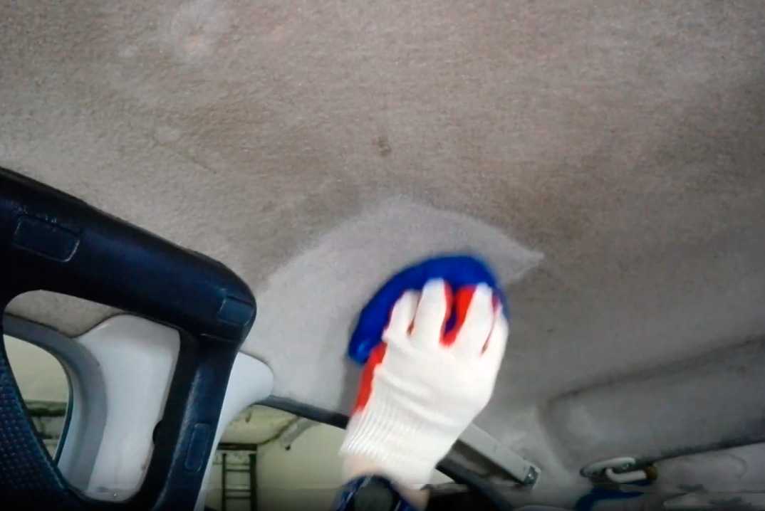 Химчистка потолка автомобиля: чистить салон своими руками, выбор средства