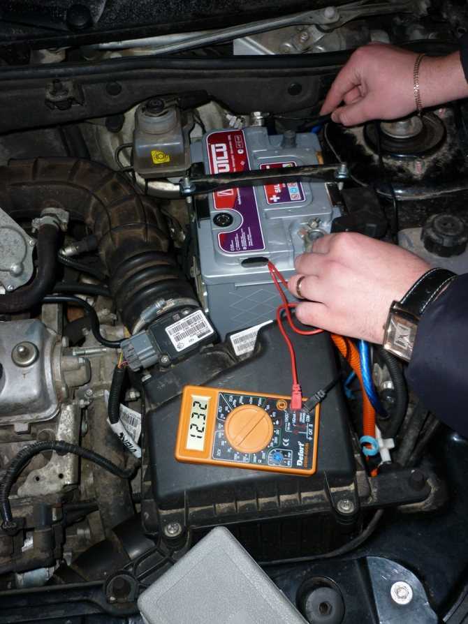 Разряжается аккумулятор на автомобиле - причины возникновения проблемы и способы ее решения