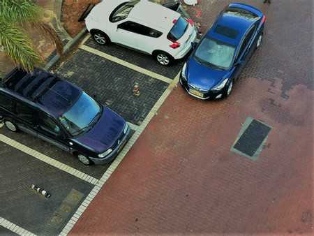 Что делать, если вашу машину зажали на парковке, и как не нарушить закон при этом?