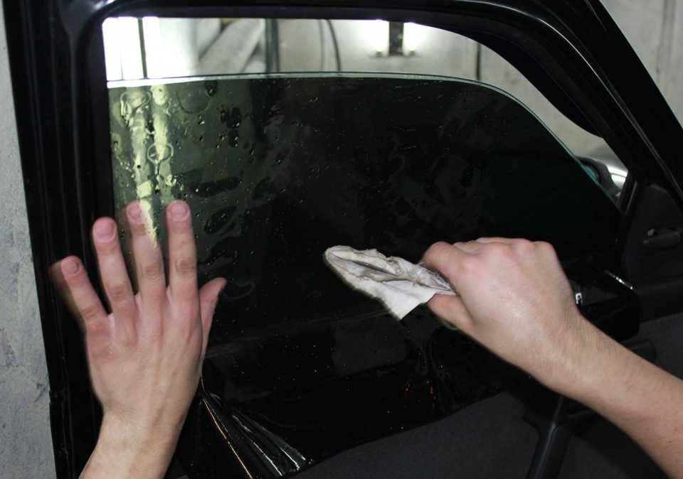 Тонировка стекол автомобиля - как затонировать переднее (лобовое), боковые и заднее автостекло своими руками