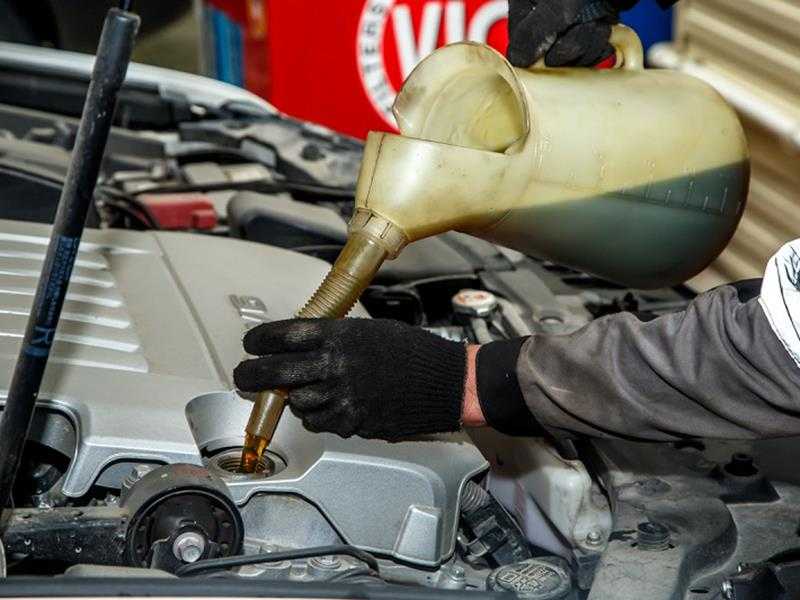 Как правильно долить масло в двигатель - советы и рекомендации