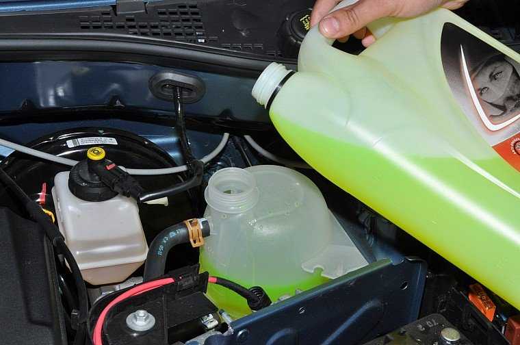 Какие жидкости заливают в автомобиль? список и советы