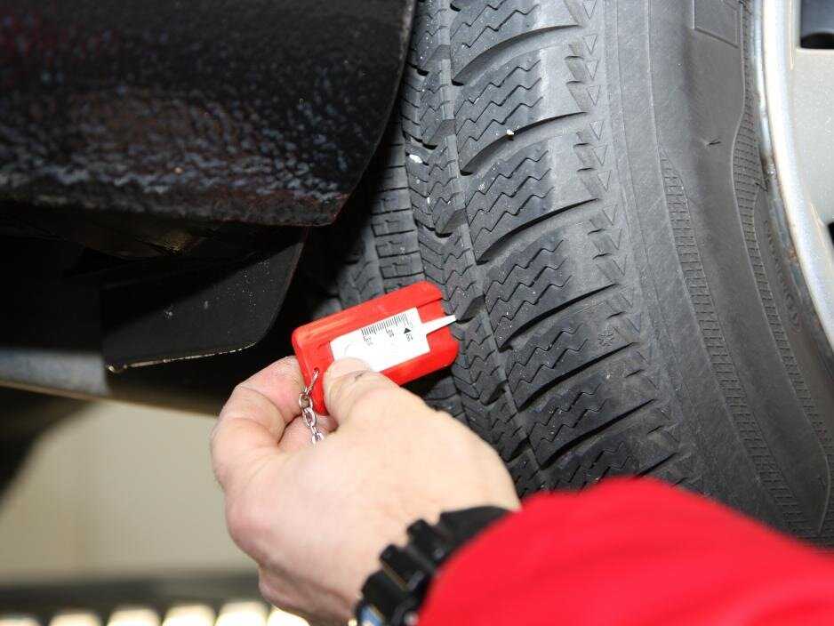 Когда менять резину на автомобиле и как определить износ шин
